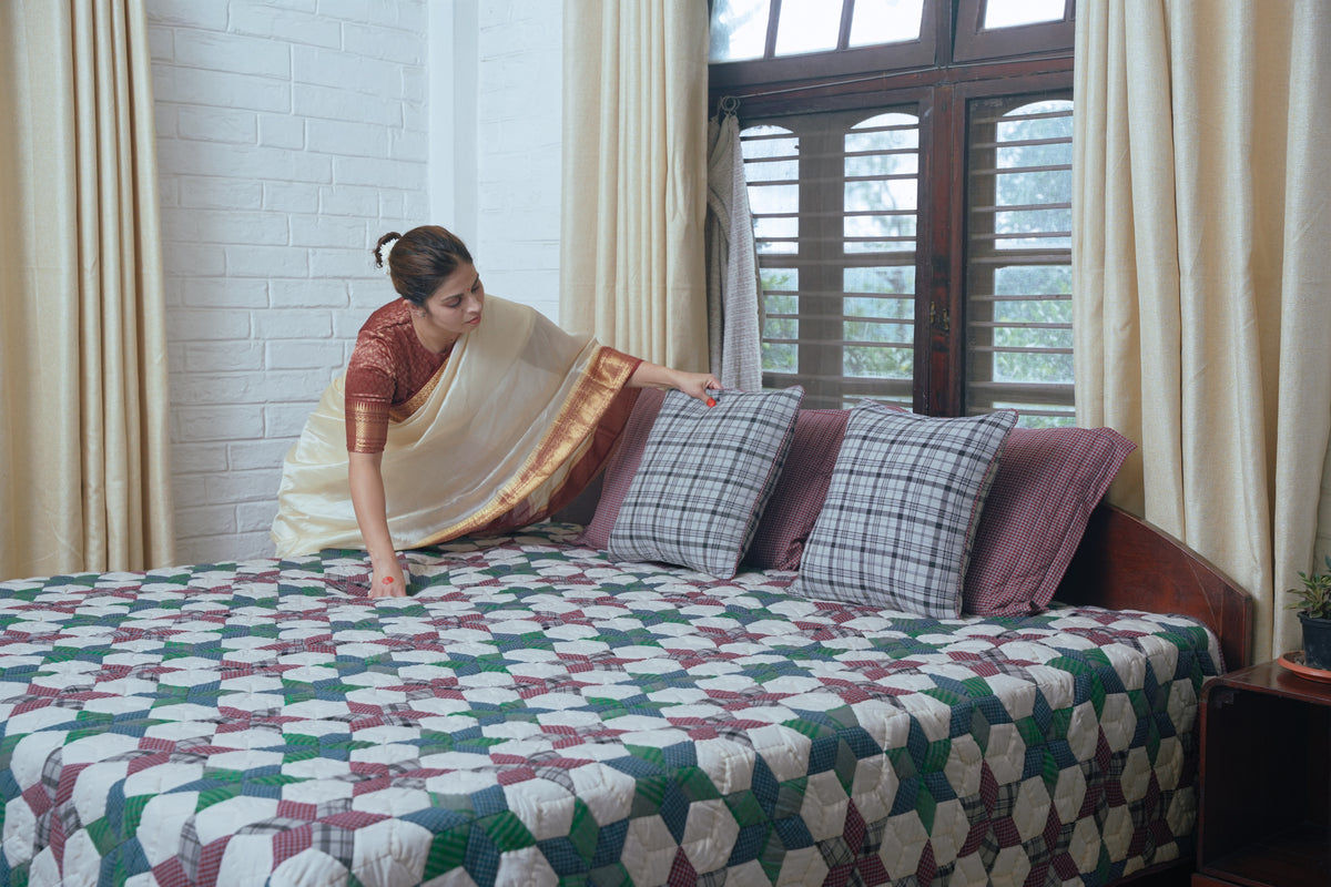 Queen Bee in Checks King Size Quilt Set