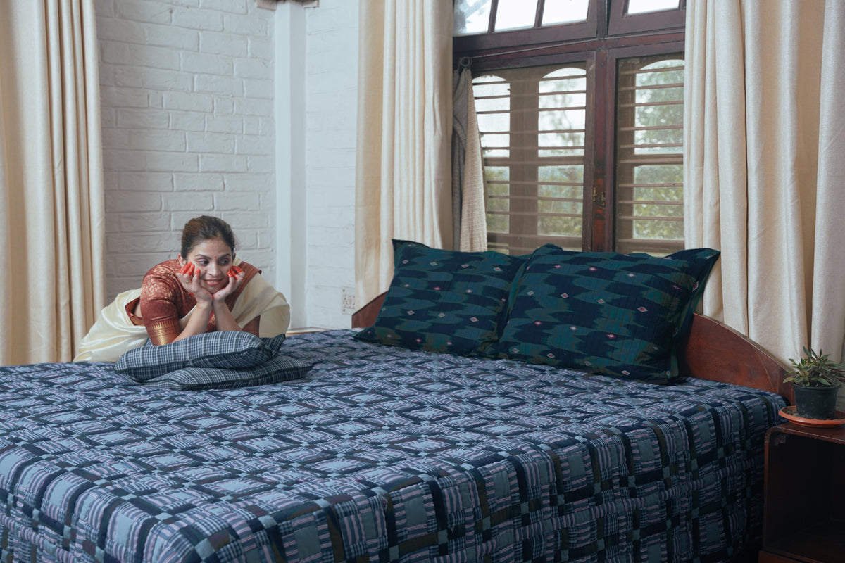 'Jhilmil, In Checks' King Size Patchwork Quilt Set